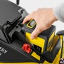 Kärcher Akku-Rasenmäher: Hand setzt Akku in den Rasenmäher ein.