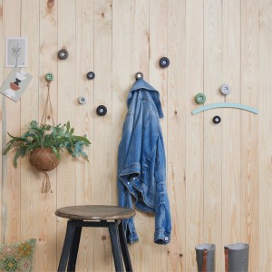 Wandhaken Dot, taupe, an Holzwand mit Jacke, Pflanze und Deko. Praktische Garderobenhaken.