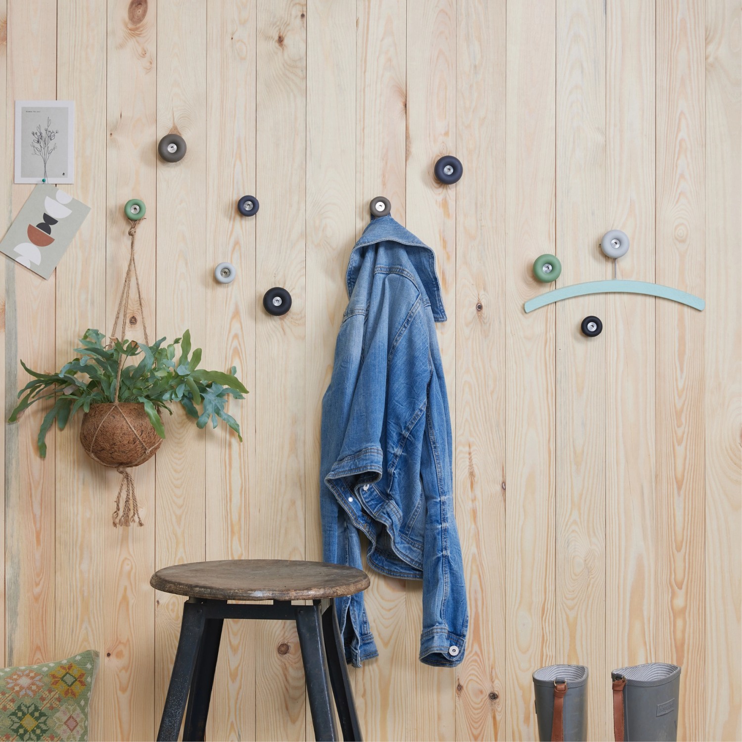 Wandhaken Dot, taupe, an Holzwand mit Jacke, Pflanze und Deko. Praktische Garderobenhaken.