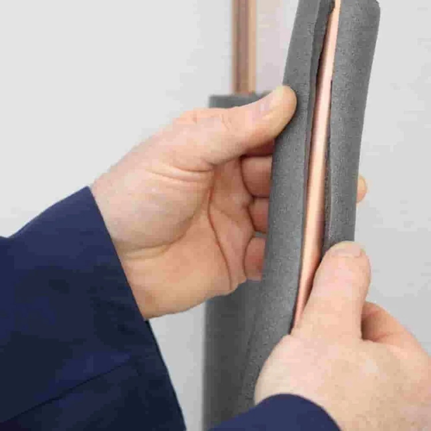 Climaflex Isolierschlauch (28 mm) wird an Kupferrohr angebracht.