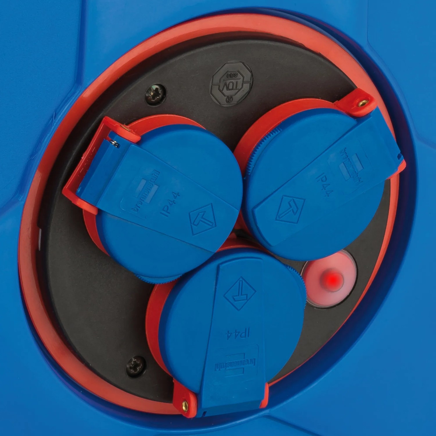 Detailaufnahme der blauen Brennenstuhl Baustellen-Kabeltrommel mit 3 IP44 Schutzkontakt-Steckdosen.