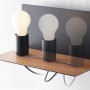 Moderne Wandlampe Flash in Schwarz/Holzoptik mit USB-Anschluss und beweglichem Leuchtmittel.