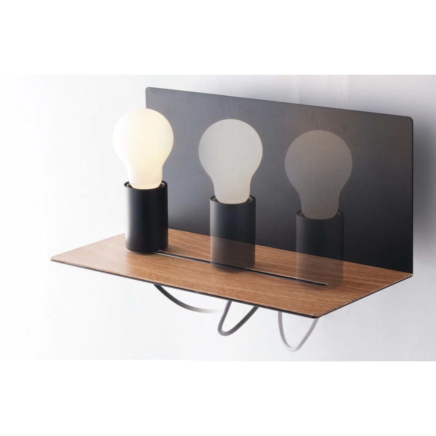 Moderne Wandlampe Flash in Schwarz/Holzoptik mit USB-Anschluss und beweglichem Leuchtmittel.