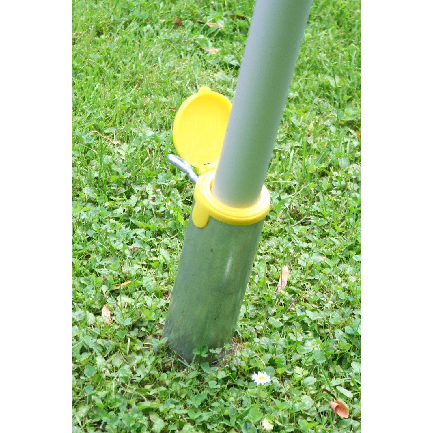 Floracord Teleskopmast mit Erdanker im Rasen, Teil des Sonnensegel Sets.
