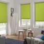 Gardinia EasyFix Rollo, 120x150 cm, Apfelgrün, in modernem Wohnraum mit drei Fenstern.