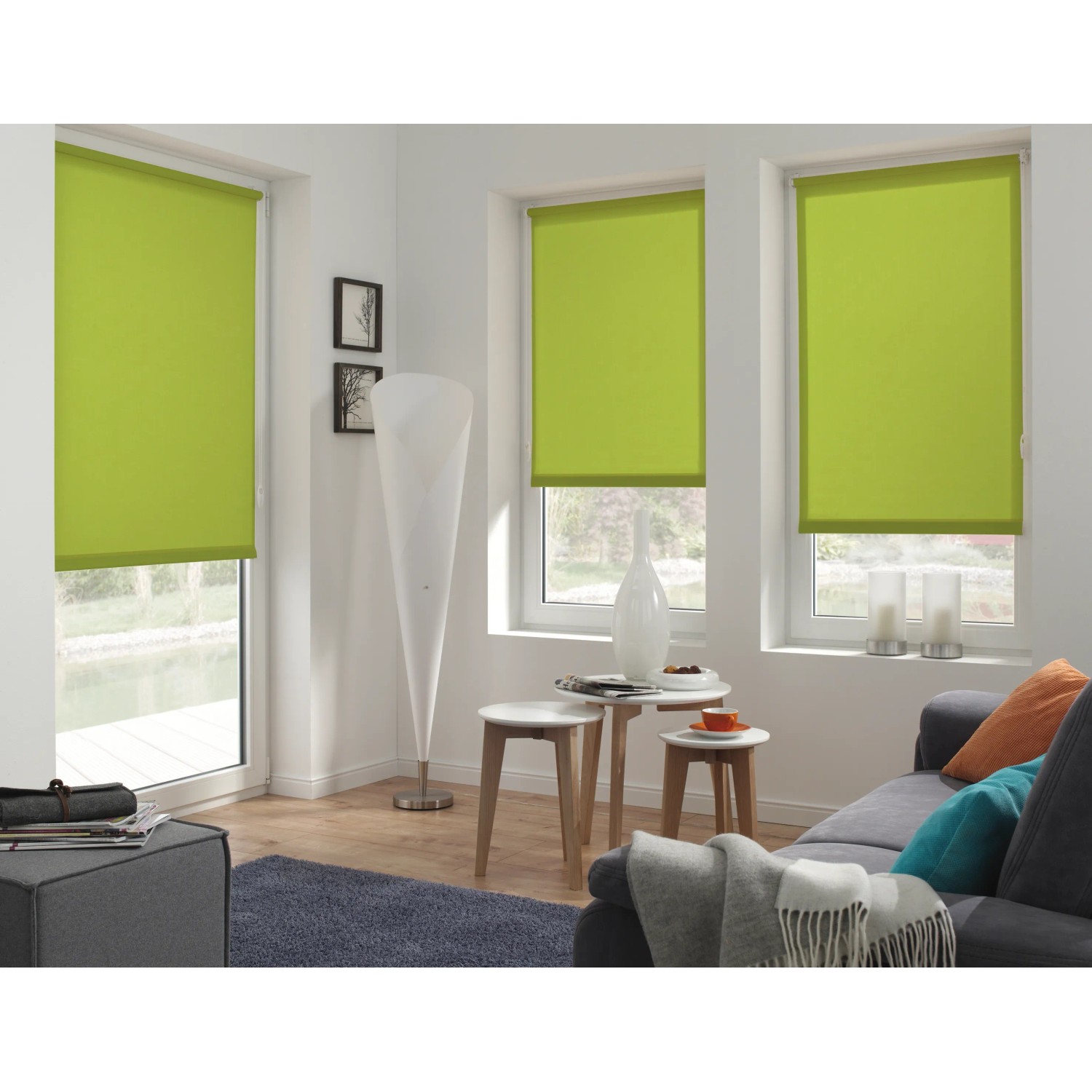 Gardinia EasyFix Rollo, 120x150 cm, Apfelgrün, in modernem Wohnraum mit drei Fenstern.