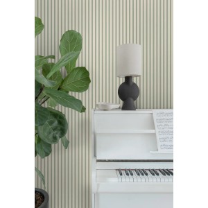 Grün-cremefarbene Streifentapete an einer Wand, mit Pflanze und Klavier. Dekorative Tapete für stilvolle Wohnräume.