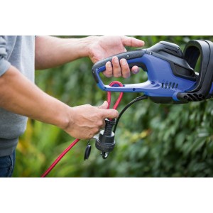 LUX Elektro-Heckenschere E-HS-600/55 A mit rotem Kabel in Aktion.