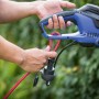 LUX Elektro-Heckenschere E-HS-600/55 A mit rotem Kabel in Aktion.