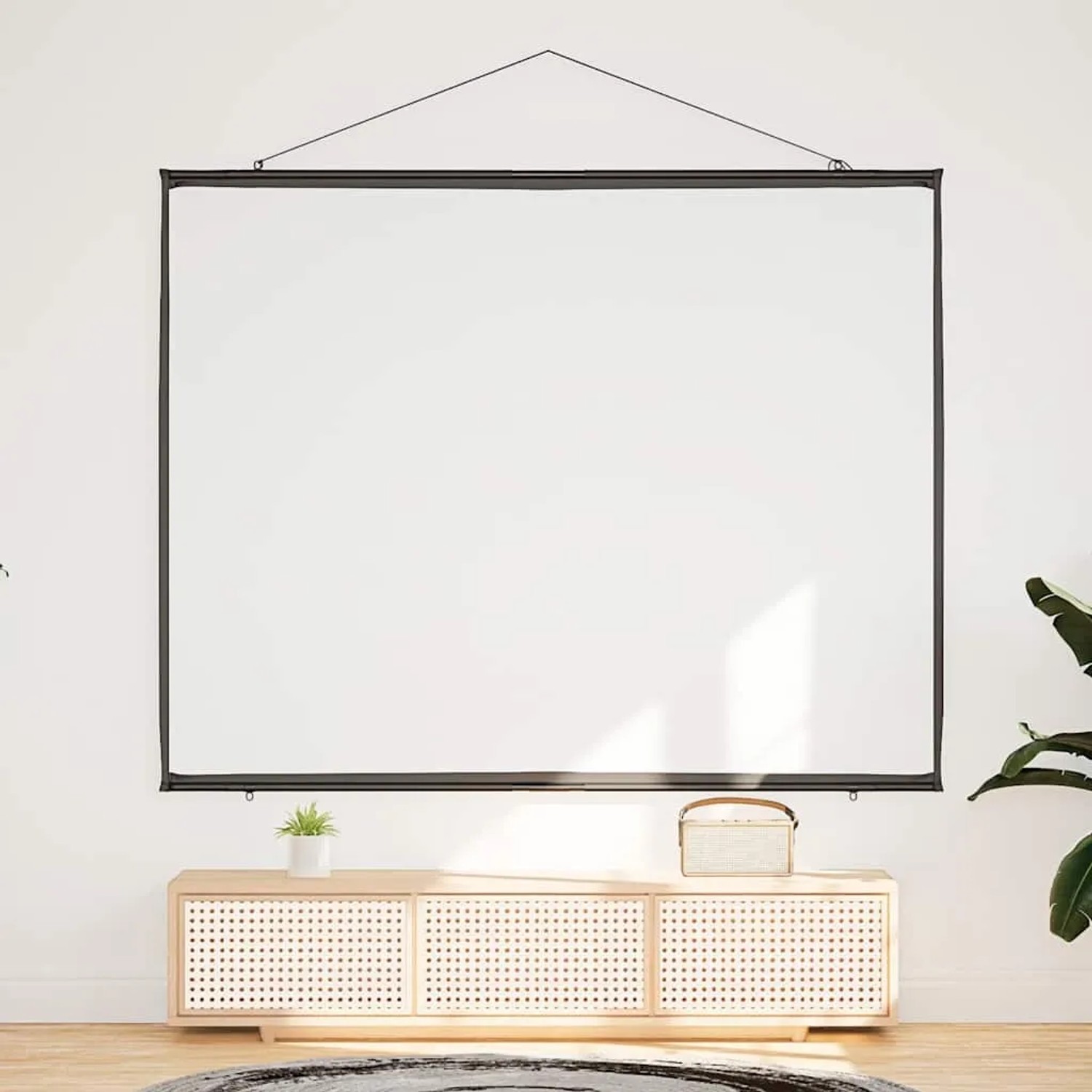 Weiße, wandhängende Beamer Leinwand 90 Zoll (4:3) mit schwarzen Rändern in modernem Wohnzimmer. Ideal für Heimkino.