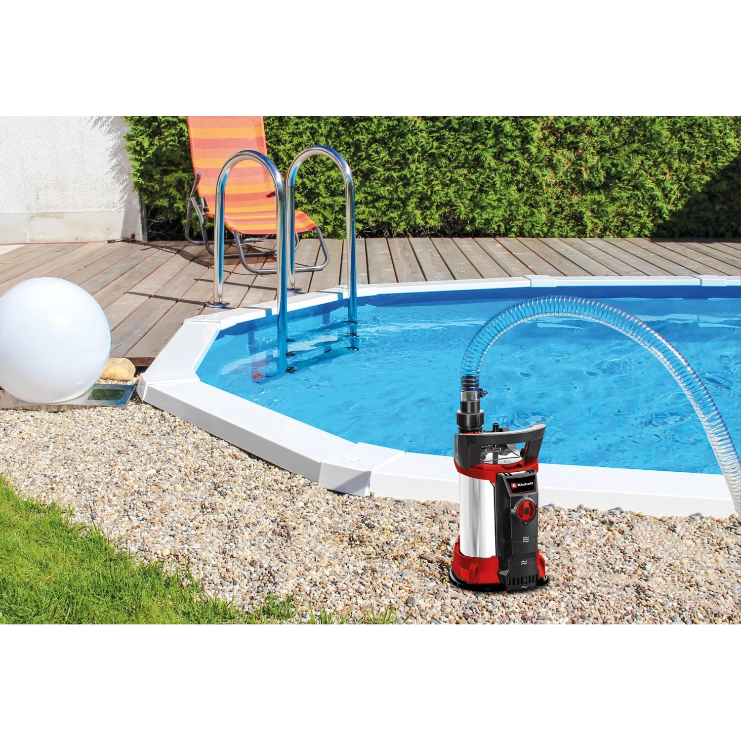 Einhell Klarwasserpumpe GE-SP 4095 N-A LL ECO am Pool im Einsatz.