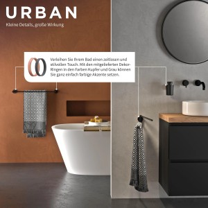 Tiger Urban Handtuchhalter, 2-armig, schwarz, mit Handtüchern in modernem Badezimmer.