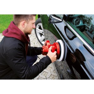 Einhell Auto-Poliermaschine CC-PO 90 in Nutzung: Mann poliert Auto mit roter Poliermaschine. Autopflege leicht gemacht.