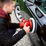 Einhell Auto-Poliermaschine CC-PO 90 in Nutzung: Mann poliert Auto mit roter Poliermaschine. Autopflege leicht gemacht.