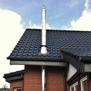 Edelstahl Kamin-Regenhaube mit Einschub (130mm) auf einem Dach montiert.