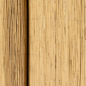 Sol Royal SolVision S36 Schilf Sichtschutzzaun aus naturfarbenen Schilfrohren, mit Draht stabilisiert, teilweise aufgerollt.