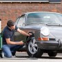 Bosch Fontus 18V Akku-Druckreiniger im Einsatz beim Reinigen eines Oldtimer-Reifens.
