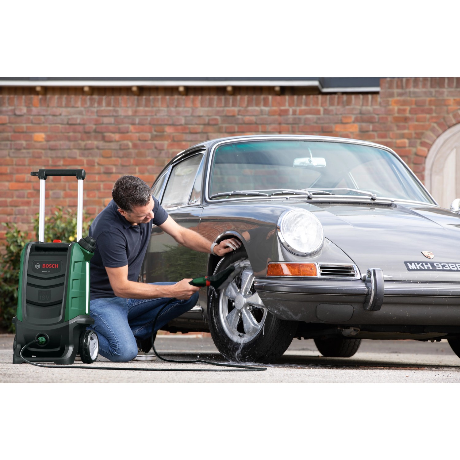 Bosch Fontus 18V Akku-Druckreiniger im Einsatz beim Reinigen eines Oldtimer-Reifens.