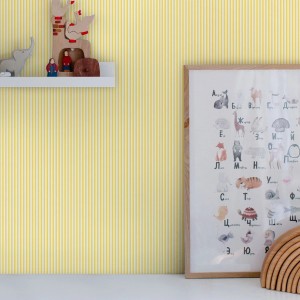 Gelbe Joules Vliestapete Country Critters Ticking Stripe mit feinen Streifen im Kinderzimmer.