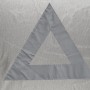 Detailaufnahme der Apa Hagelschutz-Ganzgarage XL mit Lüftungsloch in Dreiecksform.