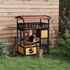 Gelbes PawHut Outdoor-Katzenhaus aus Tannenholz mit mehreren Ebenen und drei Katzen.