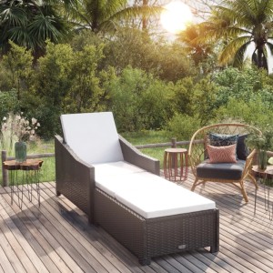 Schwarze furnicato Sonnenliege aus Polyrattan mit cremeweißer Auflage im Garten.