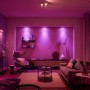 Wohnzimmer mit Philips Hue Centura Einbauspots, die in Lila leuchten.