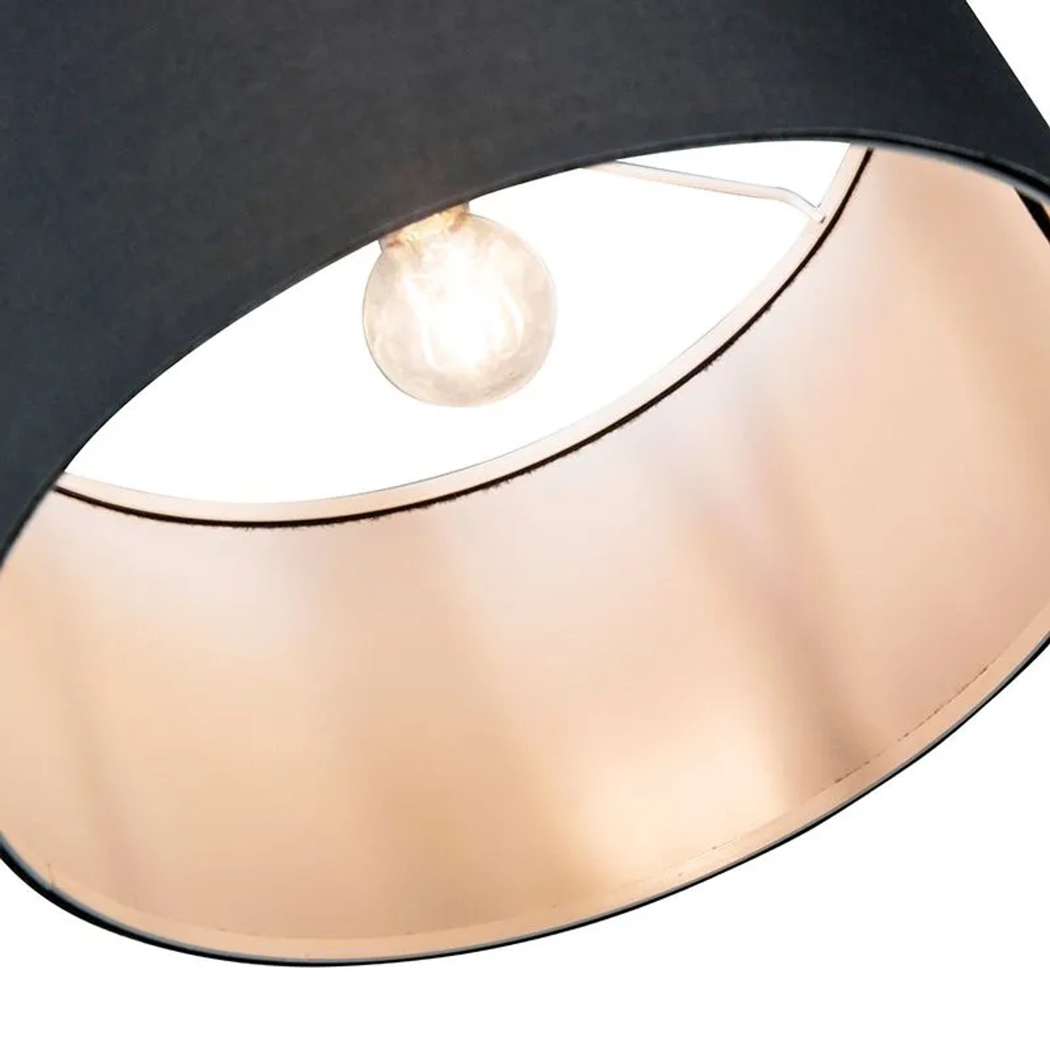 Detailaufnahme des Lampenschirms der QAZQA Bogenlampe Vinossa, schwarz mit goldener Innenseite und E27 Fassung.