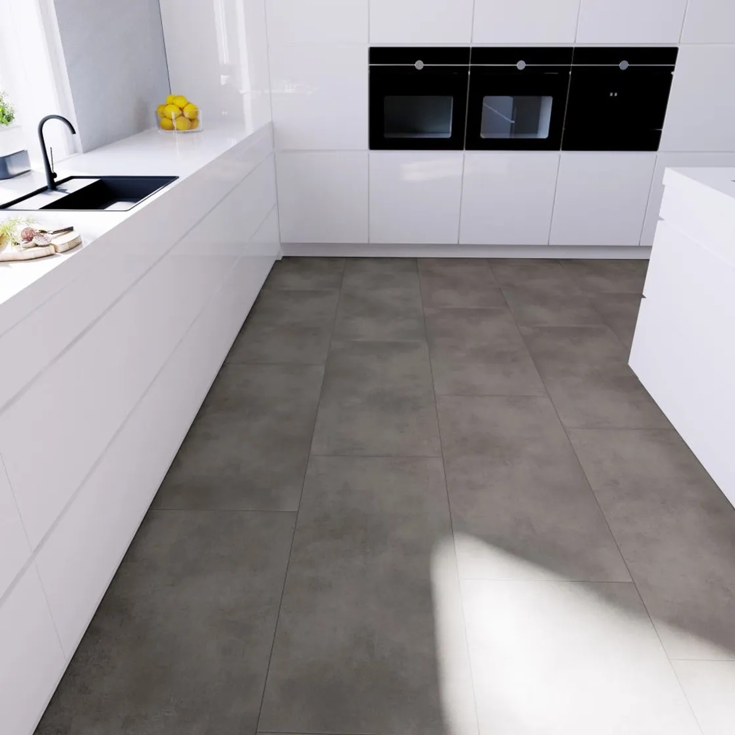 Anaturo Klebevinyl Mio 55 Stone Modena in moderner Küche mit anthrazitfarbenem Fliesenboden.