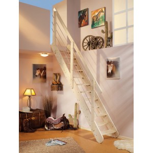 Dolle Raumspartreppe Bern aus Fichte, unbehandelt, mit versetzten Stufen und Geländer im Wohnraum.