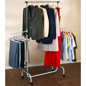 Wenko Kleiderständer Trio mit Kleidung, höhenverstellbar und fahrbar für flexible Aufbewahrung.