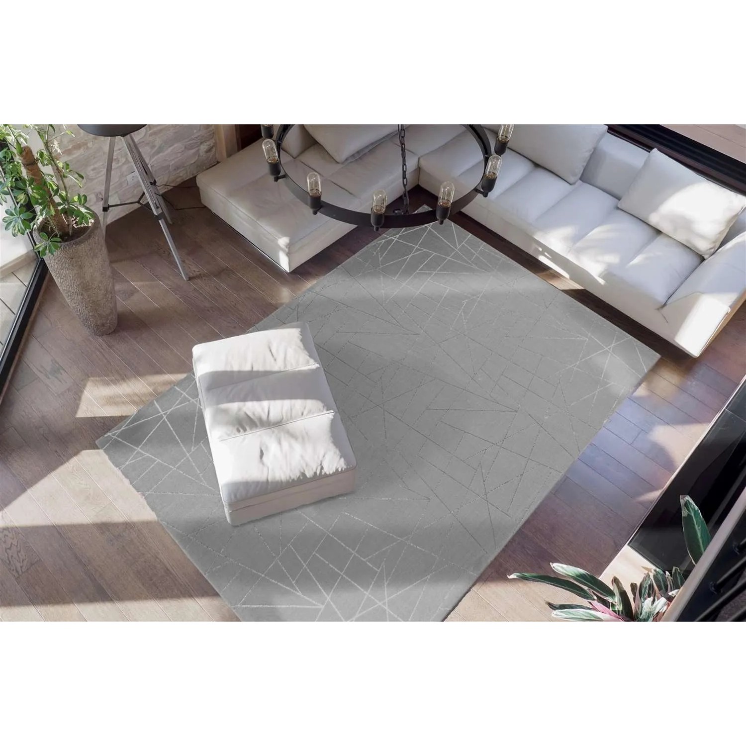 Moderner Kurzflor Teppich in Taupe/Silber (80x150 cm) im Wohnzimmer.