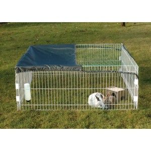 Dobar Freilaufgehege-Set, 4-eckig, mit Schutznetz, Holzhaus und zwei Kaninchen im Garten.