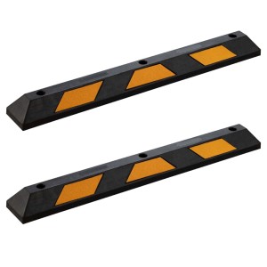 Zwei schwarze Wiltec Radstopper aus Gummi mit gelben Reflexstreifen. Ideal als Einparkhilfe & Anfahrschutz für Garage.