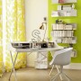 Schreibtisch mit grün gestrichener Wand und gelben Vorhängen, dekoriert mit Schöner Wohnen Trendfarbe Fresh.