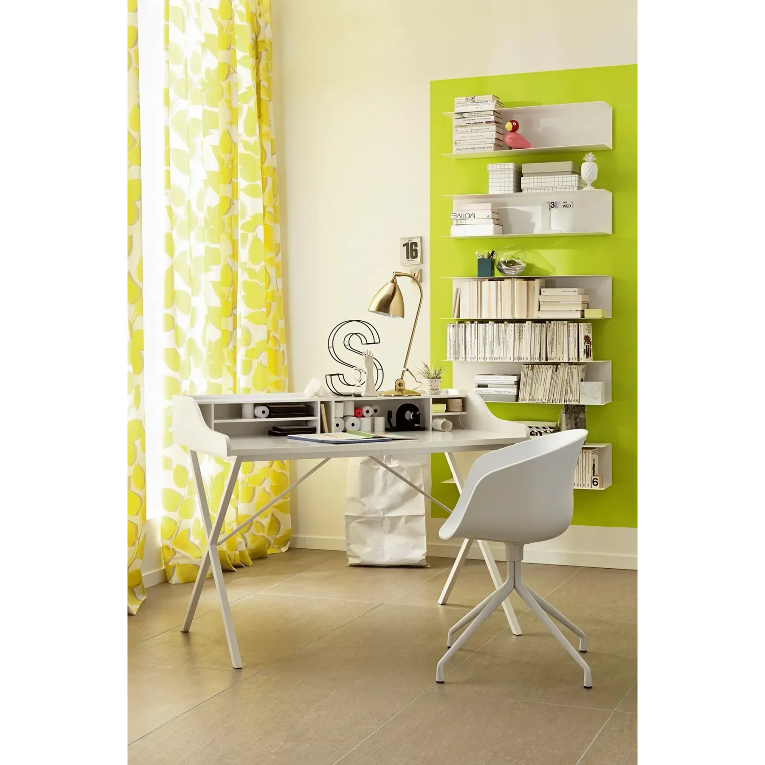 Schreibtisch mit grün gestrichener Wand und gelben Vorhängen, dekoriert mit Schöner Wohnen Trendfarbe Fresh.