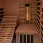 Innenansicht der Artsauna Infrarotkabine Kolding mit Liege und Sitzbank aus Hemlockholz.