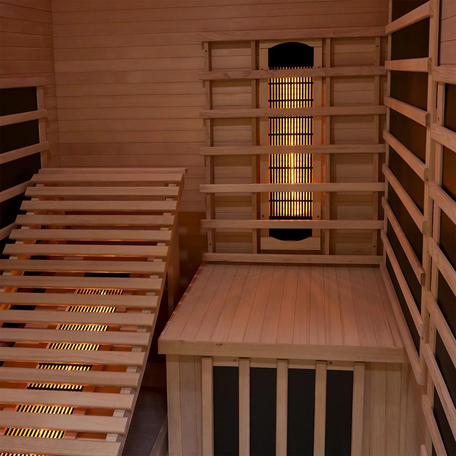 Innenansicht der Artsauna Infrarotkabine Kolding mit Liege und Sitzbank aus Hemlockholz.