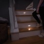 Mr.Beams Batterieleuchten MB500 2er-Pack als Nachtlichter auf einer Treppe.