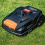 YARD FORCE Mähroboter MB800 auf Rasen, Mulchfunktion, App-Steuerung.