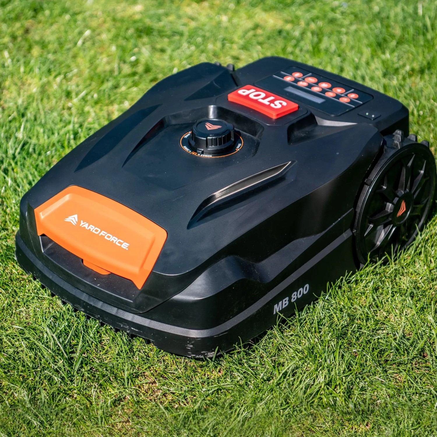 YARD FORCE Mähroboter MB800 auf Rasen, Mulchfunktion, App-Steuerung.