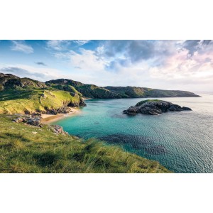 Komar Fototapete Vlies Breath Taking: Küstenlandschaft mit türkisfarbenem Wasser und grünen Hügeln.