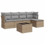 Beige 6-tlg. Garten-Sofagarnitur aus Rattan mit grauen Kissen und Tisch mit Glasplatte.