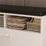 Detailansicht: Weißer Schuhschrank mit Sitzfläche, Stauraum, Fächer mit Textilien und Korb.