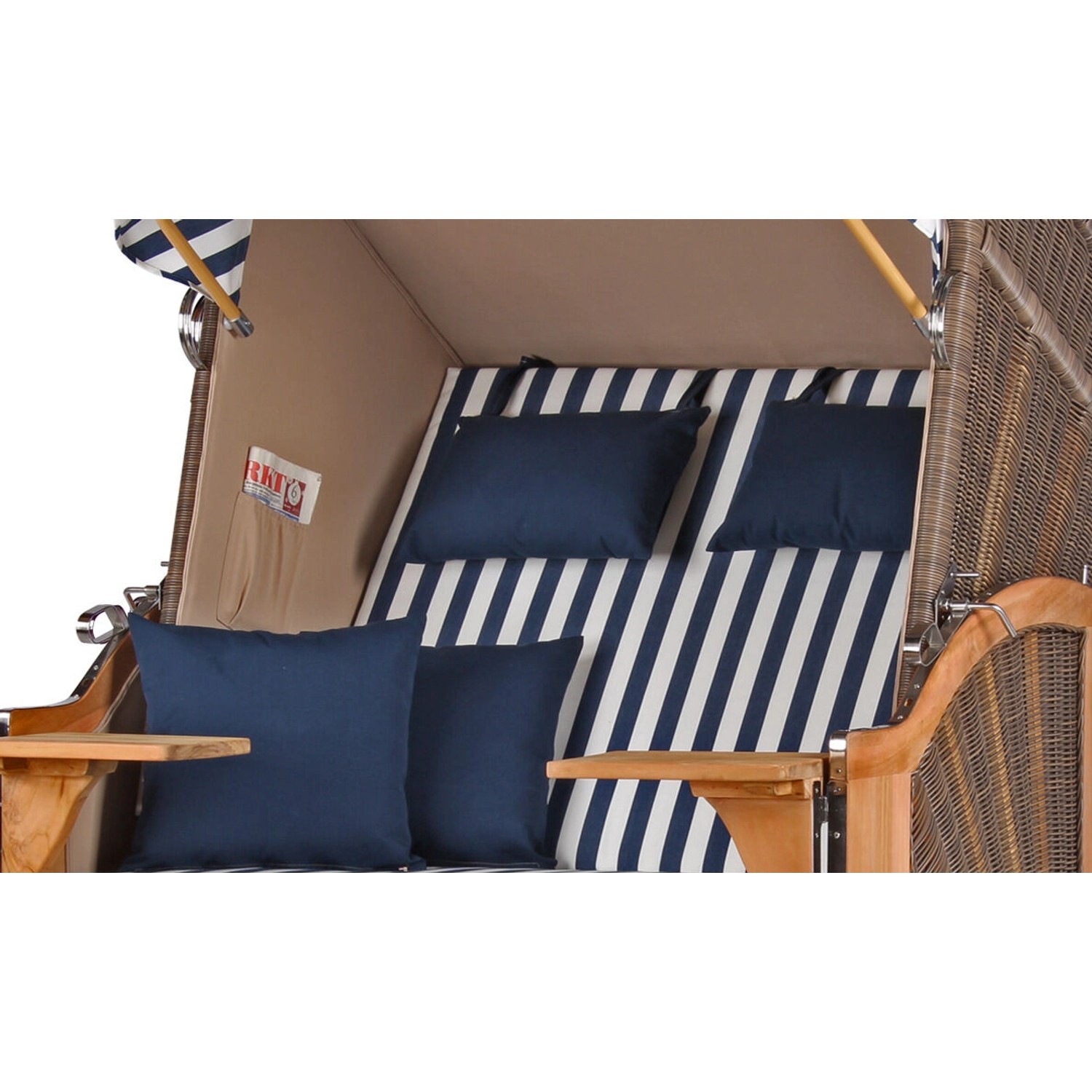 Detailansicht des grauen Strandkorbs Schaalsee aus Teakholz mit blau-weiß gestreiften Kissen.