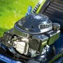 Detailaufnahme des LUX-TOOLS Benzin-Rasenmähers B-RM-51-A B mit Fokus auf den Motor.