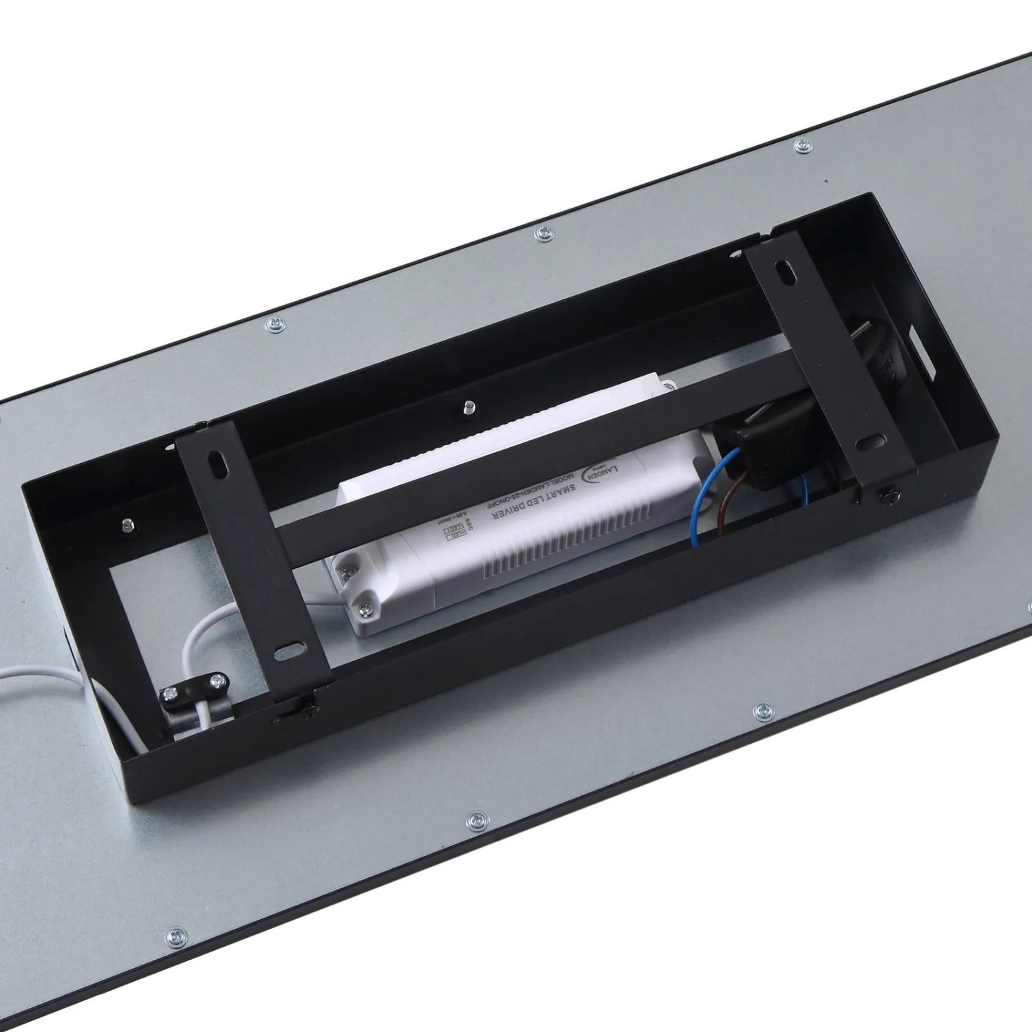 Rückseite der schwarzen Lindby LED Deckenleuchte Enhife. Sichtbar sind LED-Treiber, Verkabelung und Montagehalterung. Für Arbeitszimmer.