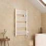 Weißer, elektrischer Emke Handtuchwärmer 96x54cm mit LED-Display im Badezimmer.