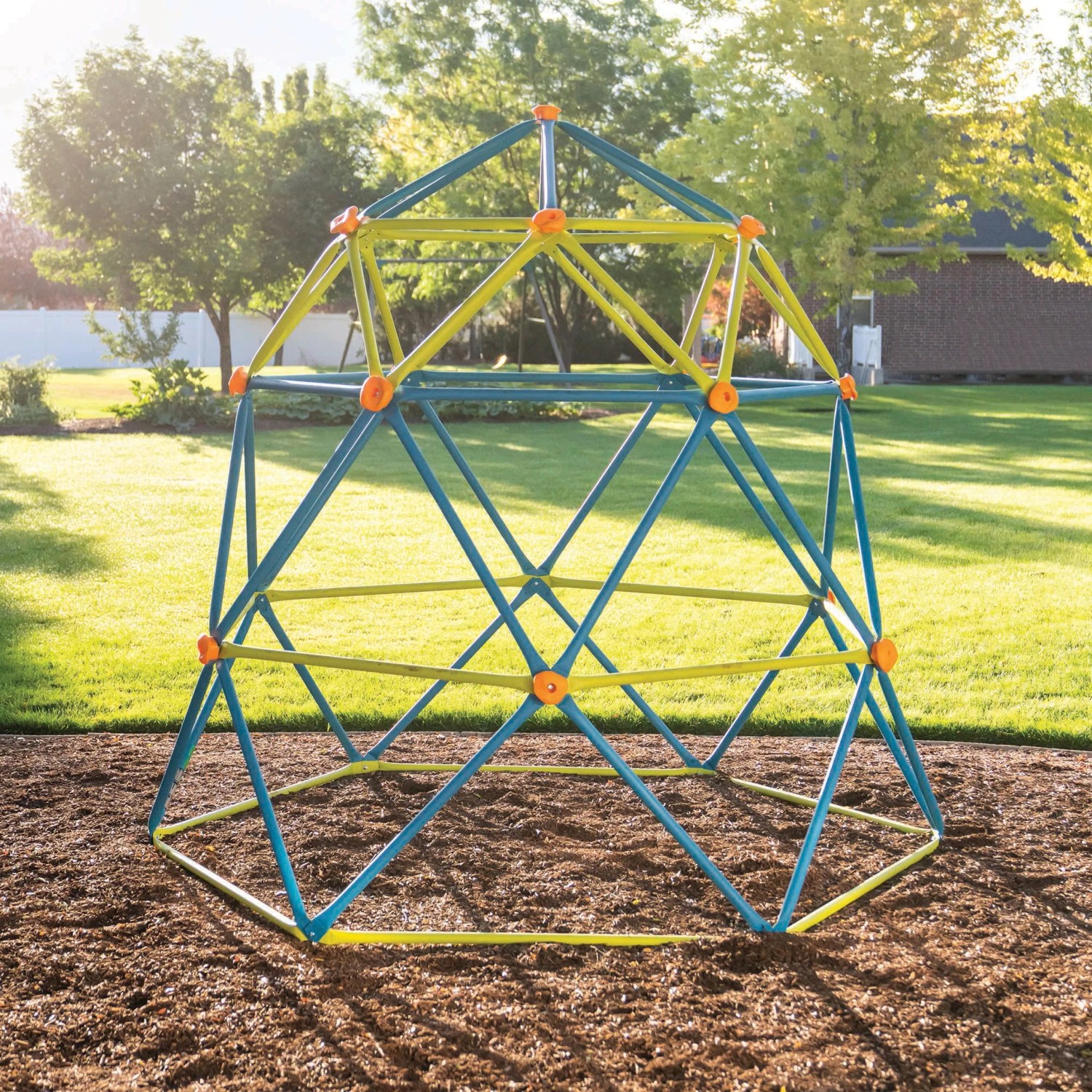 Blau-limesfarbenes Lifetime Klettergerüst Geodome für Kinder im Garten.