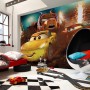 Kinderzimmer mit Komar Vliesfototapete Cars Dirt Track (350x250cm) an der Wand.